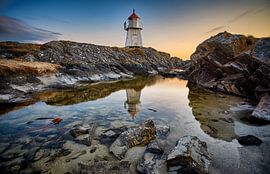 Spiegelung im Gezeitenbecken des Leuchtturms auf Vigra, Norwegen von qtx