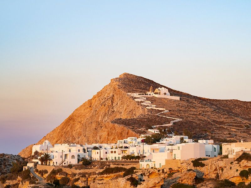 Coucher de soleil sur les maisons blanches de l'île de Folegandros | Photographie de voyage Grèce par Teun Janssen