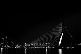 Die „De Zwaan“-Erasmusbrücke bei Nacht von Maarten Steunenberg