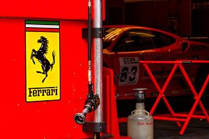 Garage Ferrari dans la voie des stands sur Sjoerd van der Wal Photographie
