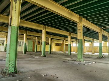 Room with steel pillars