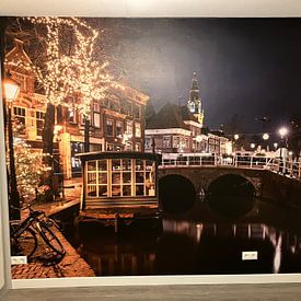 Photo de nos clients: La ville d'Alkmaar le soir avec la Grande Église en arrière-plan. par Jolanda Aalbers, sur fond d'écran