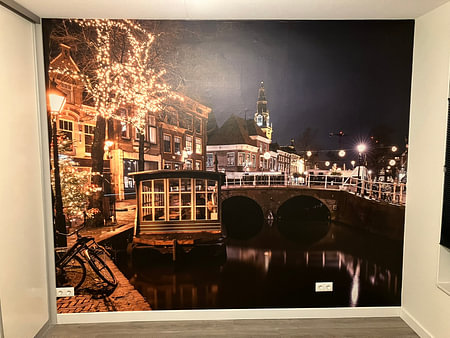 De stad Alkmaar tijdens de avond met de grote kerk op de achtergrond, januari 2022