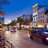 Hambourg - vue sur la Reeperbahn de la ville hanséatique le soir sur Jörg B. Schubert
