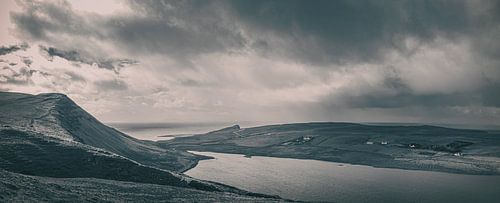 Verlaten eenzaamheid bij Neist Point. Isle of Skye in Groot-Brittannië. Panorama klif in de Schotse Hooglanden!
