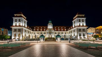 Uitzicht op het Kurhaus in Binz bij nacht van Andreas Völkel