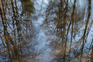 Winterliche Reflexion und fließendes Wasser