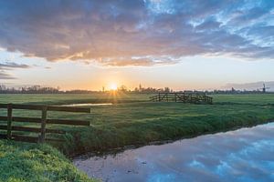 Sonnenaufgang über der Wiese - Bleskensgraaf, Niederlande von Norbert Versteeg