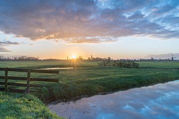 Zonsopkomst boven het weiland - Bleskensgraaf, Nederland van Norbert Versteeg
