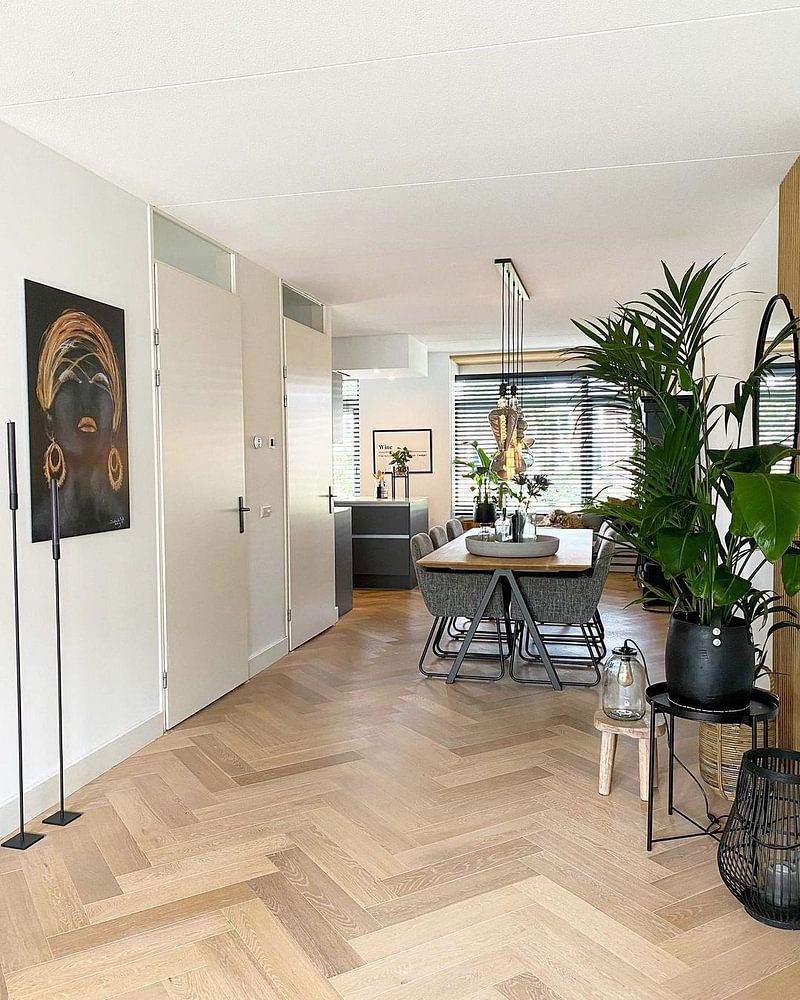 Portrait d'une femme africaine avec de l'or. Peint à la main. par Ineke de Rijk