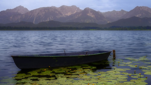 Roeiboot op de Hopfensee voor de Allgäuer Alpen
