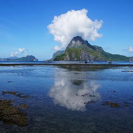 Spiegelung im Meer bei El Nido, Palawan, Philippinen von Michel Bergsma