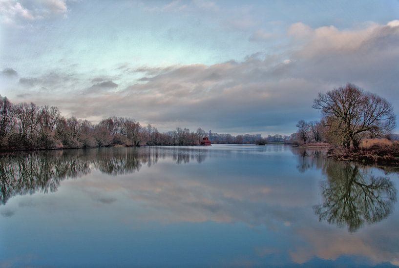 Le ciel se reflète dans l'eau. par Jurjen Jan Snikkenburg