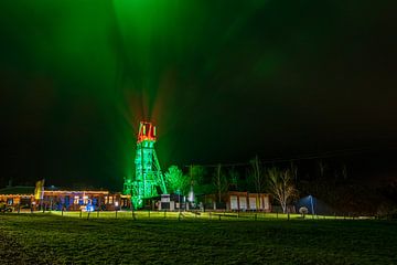 Uitzicht op de slingertoren van de mijn Wettelrode bij Sangerhausen bij nacht