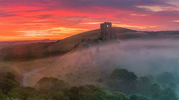 Sunrise Corfe Castle, Dorset, Angleterre sur Henk Meijer Photography