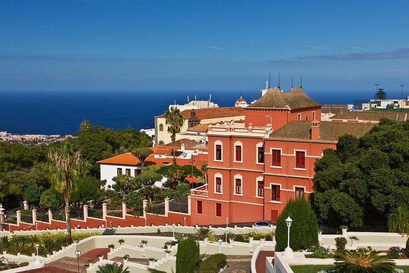 Vue sur le palais municipal et la mer à La Orotava par Anja B. Schäfer