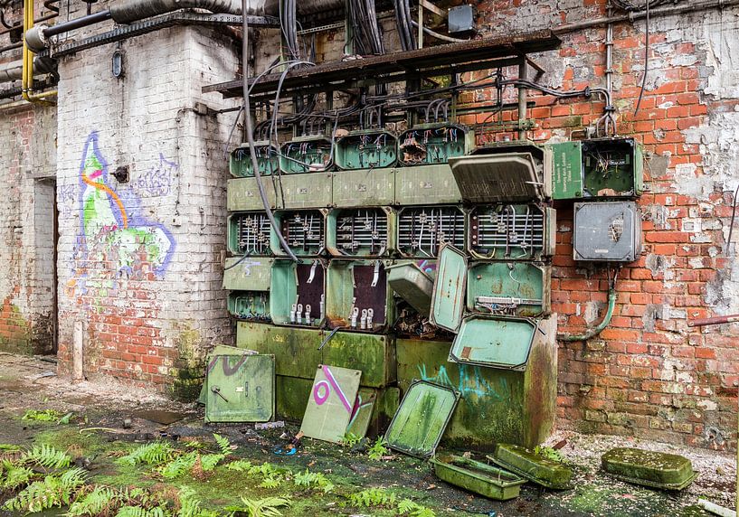 Boîte à fusibles dans une ancienne usine par Animaflora PicsStock