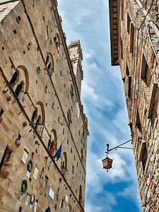 Middeleeuws steegje in Volterra, Italië