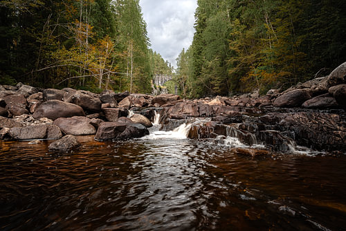 Schwedische Natur – Horizontales Panorama der Brattfallet-Schlucht und der Stromschnellen in Värmland