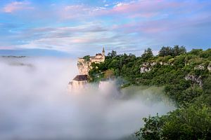 Bergdorf über den Wolken in Frankreich