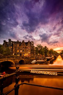 AMSTERDAM ' s avonds idylle kanaal naar de Brouwersgracht