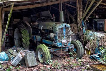 Urbex Lost in the woods een verwaarloosde tractor