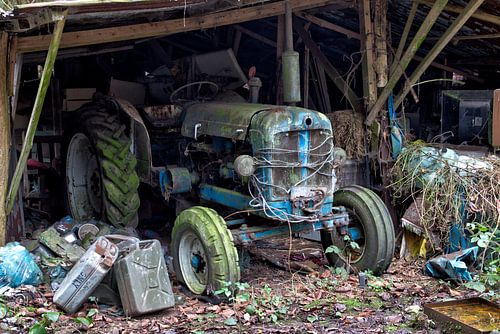 Urbex Perdu dans les bois, un tracteur négligé