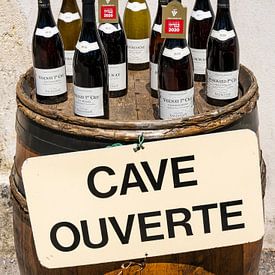 Flessen wijn op wijnvat met bord 'Cave Ouverte' van Daan Kloeg