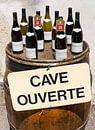 Bouteilles de vin sur un tonneau avec l'inscription 'Cave Ouverte' par Daan Kloeg Aperçu