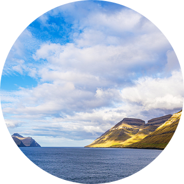 Uitzicht op de rotsen van de Faeröer met wolken