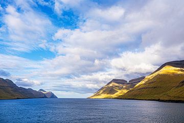 Vue sur les rochers des îles Féroé avec des nuages sur Rico Ködder