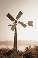 Windmühle an einem nebligen Herbstmorgen