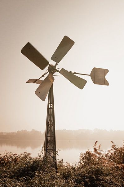 Windmühle an einem nebligen Herbstmorgen von Oog in Oog Fotografie