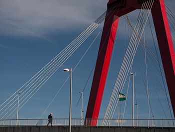 Spaziergang über die rote Willemsbrug in Rotterdam