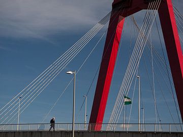 Wandeling over de rode Willemsbrug in Rotterdam van Marcella van Tol