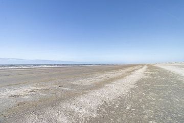 Eindeloos verlaten strand van Paul Veen