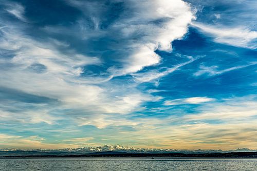 De Zwitserse Alpen met het Bodenmeer en sluierwolken