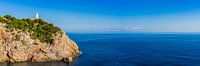 Idyllisch uitzicht op vuurtoren bij kaap in Cala Rajada op Mallorca van Alex Winter thumbnail