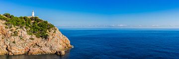 Idyllisch uitzicht op vuurtoren bij kaap in Cala Rajada op Mallorca van Alex Winter