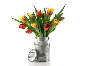 rode en gele tulpen in  metalen emmer