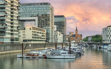 Avondsfeer in de Keulse haven Rheinau van Michael Valjak