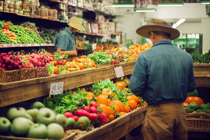Farmer in einem Supermarkt in der Gemüse Abteilung Illustration von Animaflora PicsStock