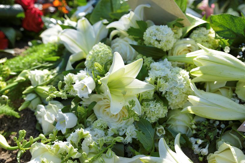 pièce de deuil funéraire avec iris et lys en blanc par ChrisWillemsen