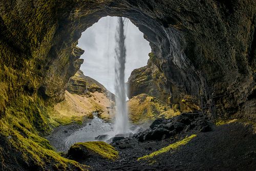 De Kvernufoss. Een beleving om achterlangs te wandelen