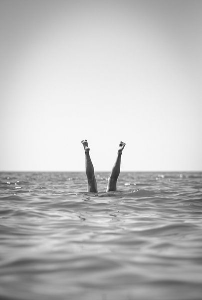 Die Beine im Meer von S van Wezep
