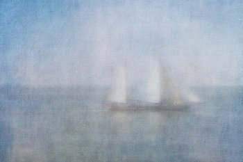 Zeilboot in de mist op de Waddenzee