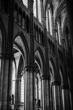 Gotische Linien in der Kathedrale von Reims in Schwarz und Weiß von Milou Emmerik