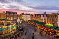 Grote Markt tijdens de kerstperiode  in Brugge, België van Nele Mispelon thumbnail