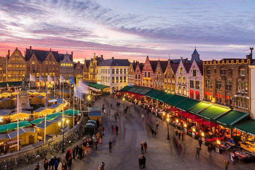Grote Markt tijdens de kerstperiode  in Brugge, België van Nele Mispelon