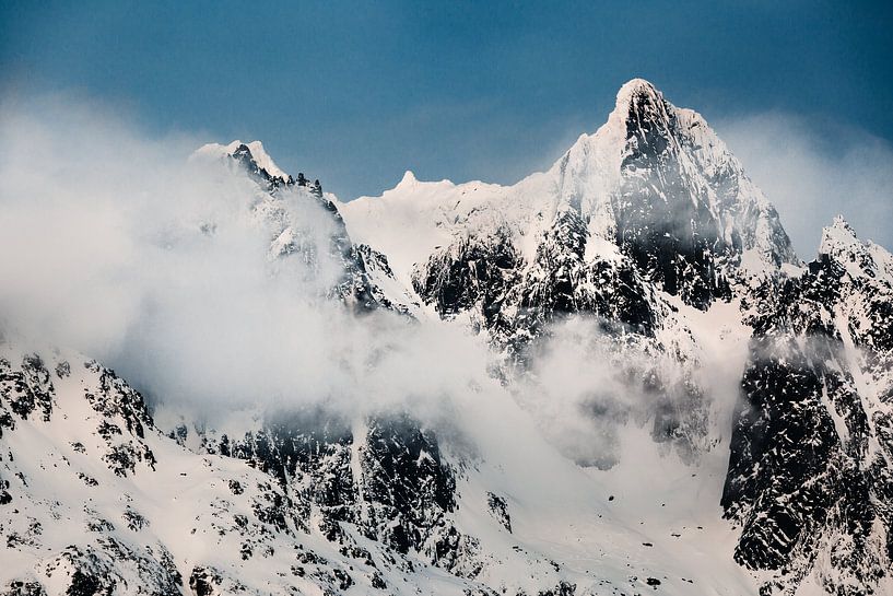 Laaghangende bewolking tussen de bergtoppen van Martijn Smeets